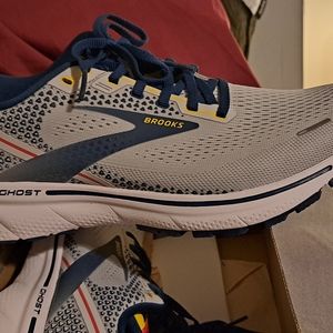 BRAND NEW BROOKS SIZE 9 IN MEN'S 10 IN WOMEN'S